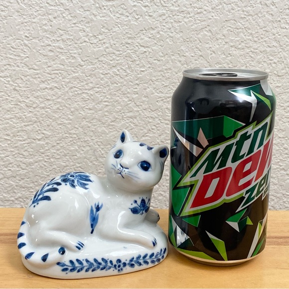 Vintage San Francisco Music Box Co. Blue & White Porcelain Musical Figurine - Picture 4 of 13